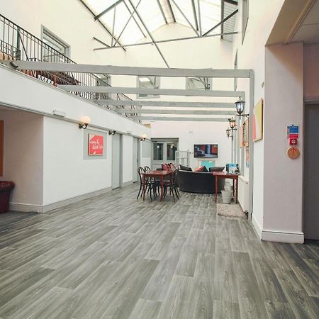 Oyo Hotel Clamart Скънторп Екстериор снимка