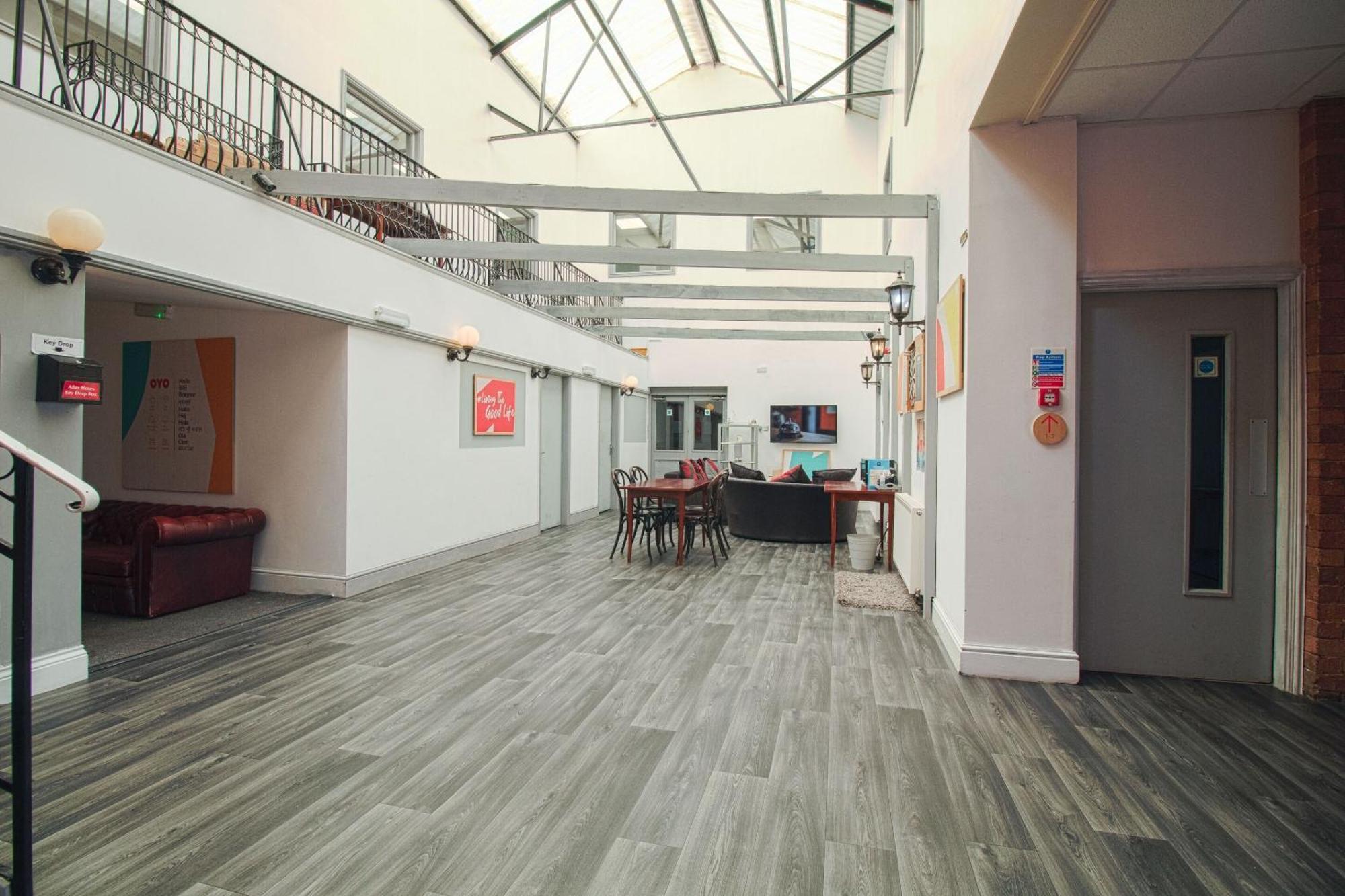 Oyo Hotel Clamart Скънторп Екстериор снимка