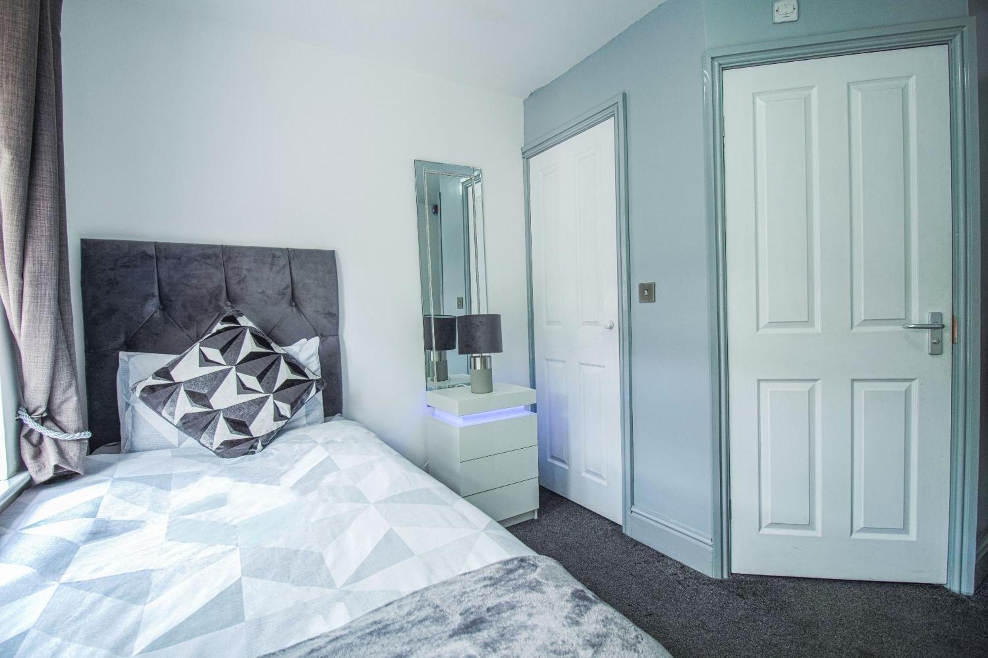 Oyo Hotel Clamart Скънторп Екстериор снимка