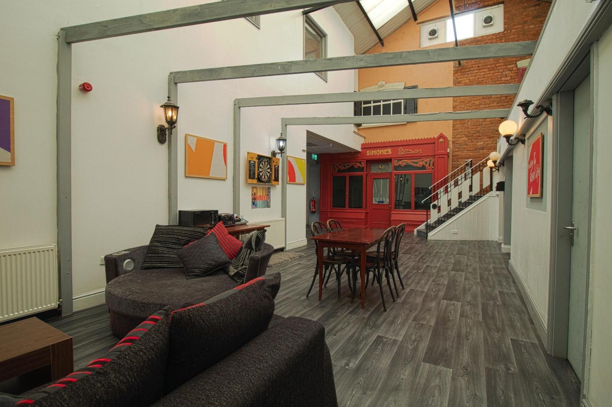 Oyo Hotel Clamart Скънторп Екстериор снимка
