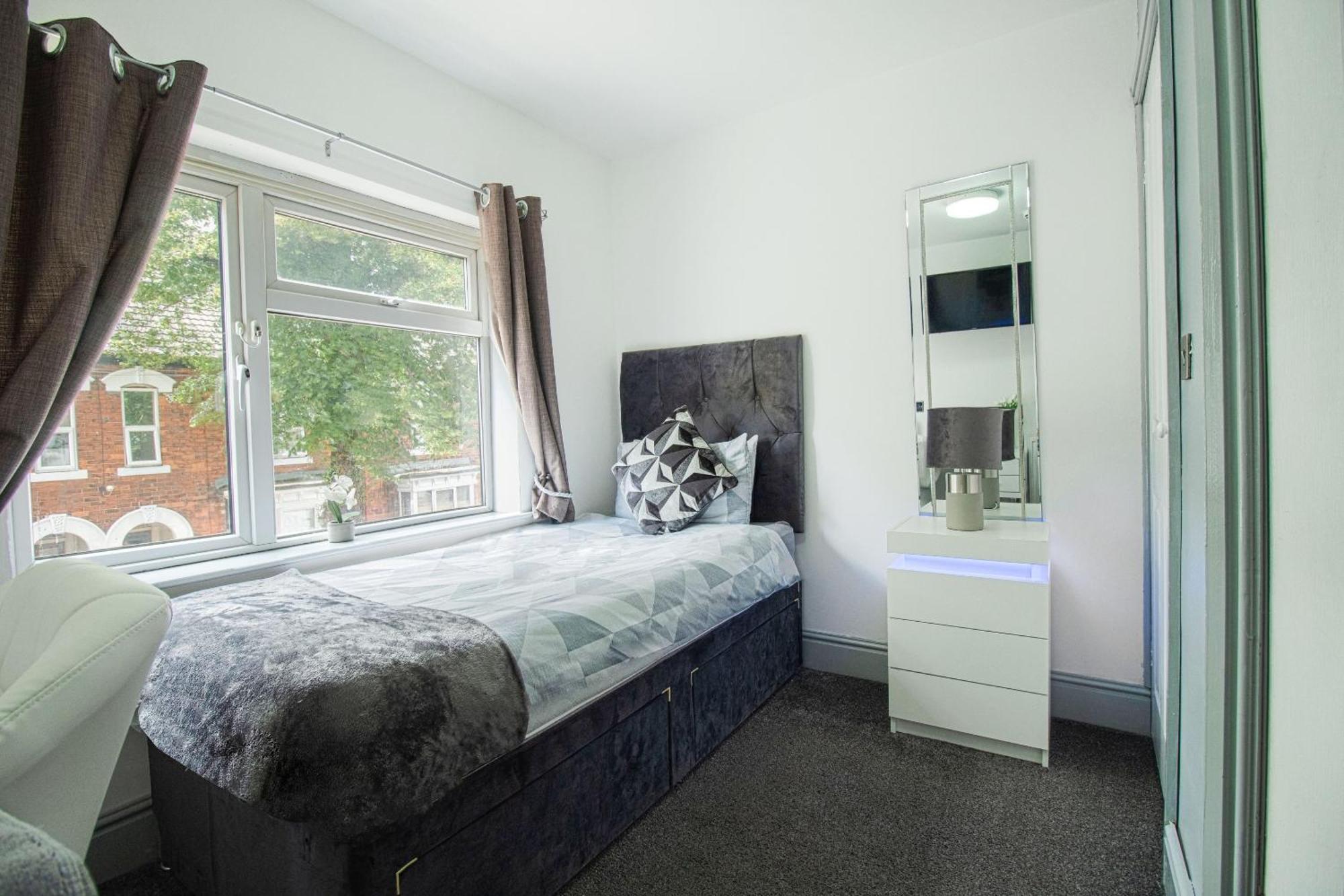 Oyo Hotel Clamart Скънторп Екстериор снимка
