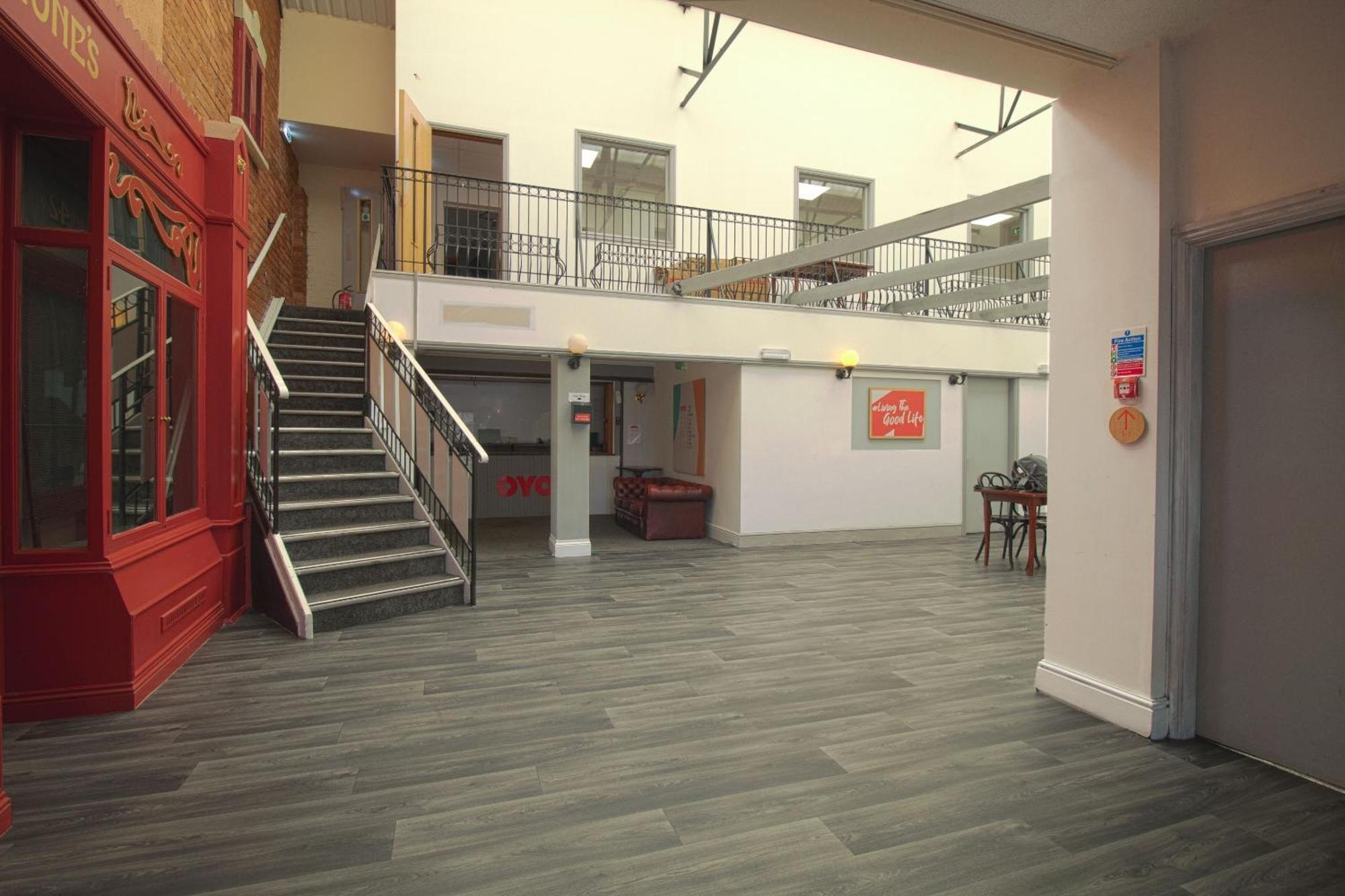Oyo Hotel Clamart Скънторп Екстериор снимка