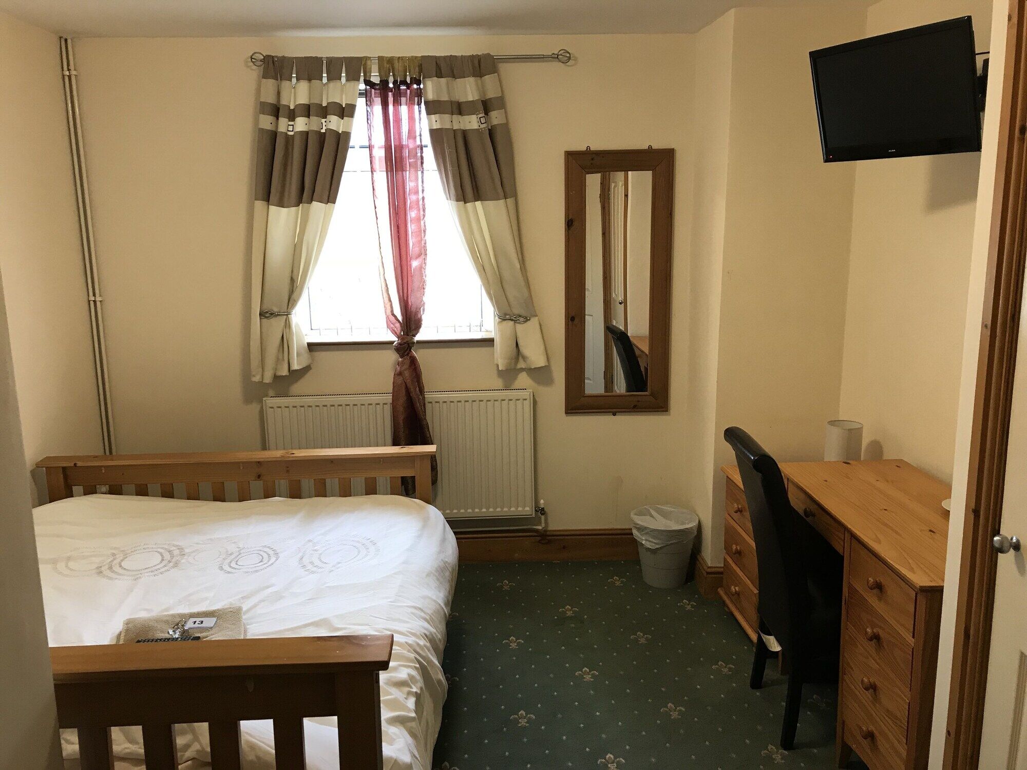 Oyo Hotel Clamart Скънторп Екстериор снимка