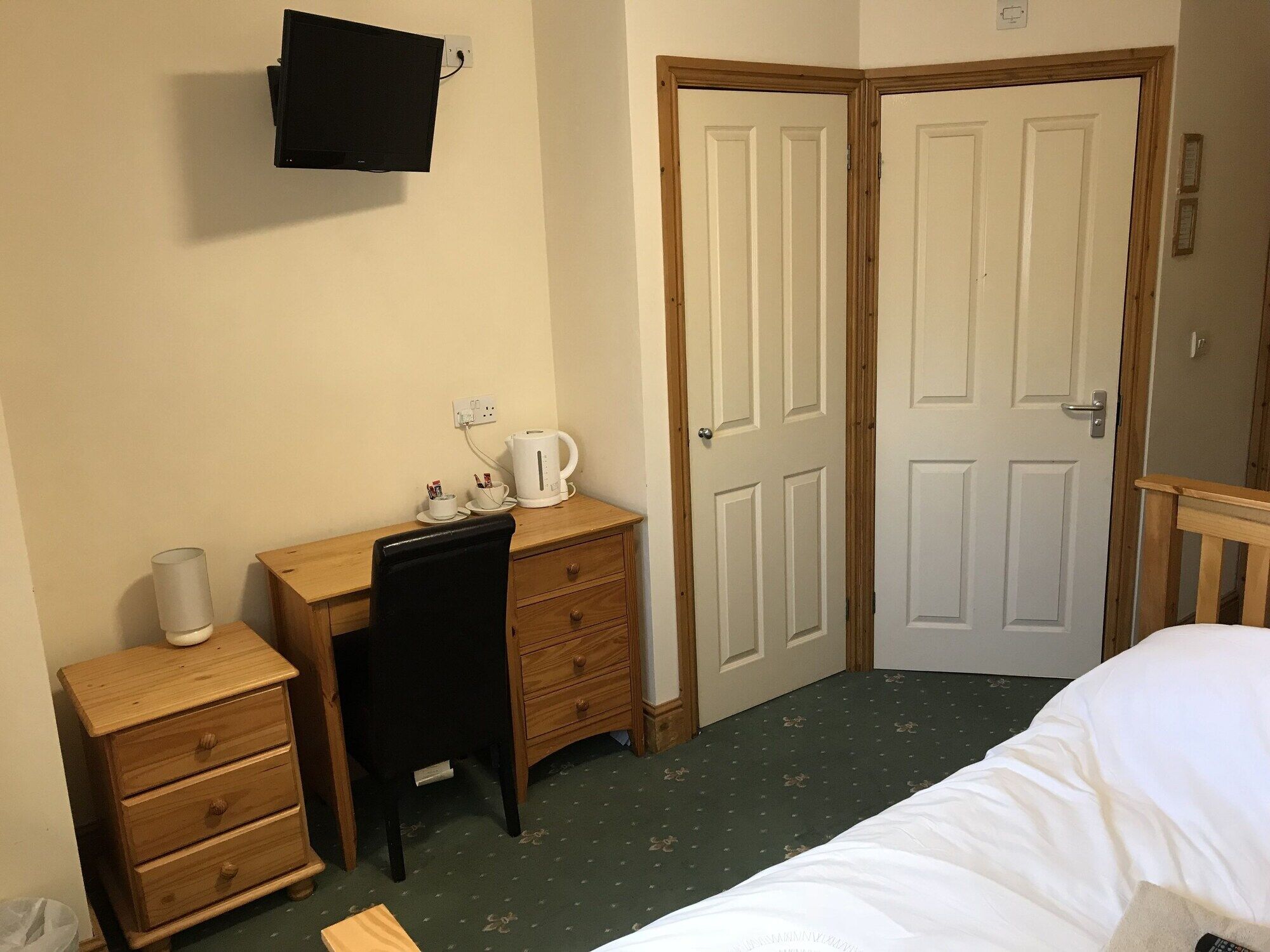 Oyo Hotel Clamart Скънторп Екстериор снимка