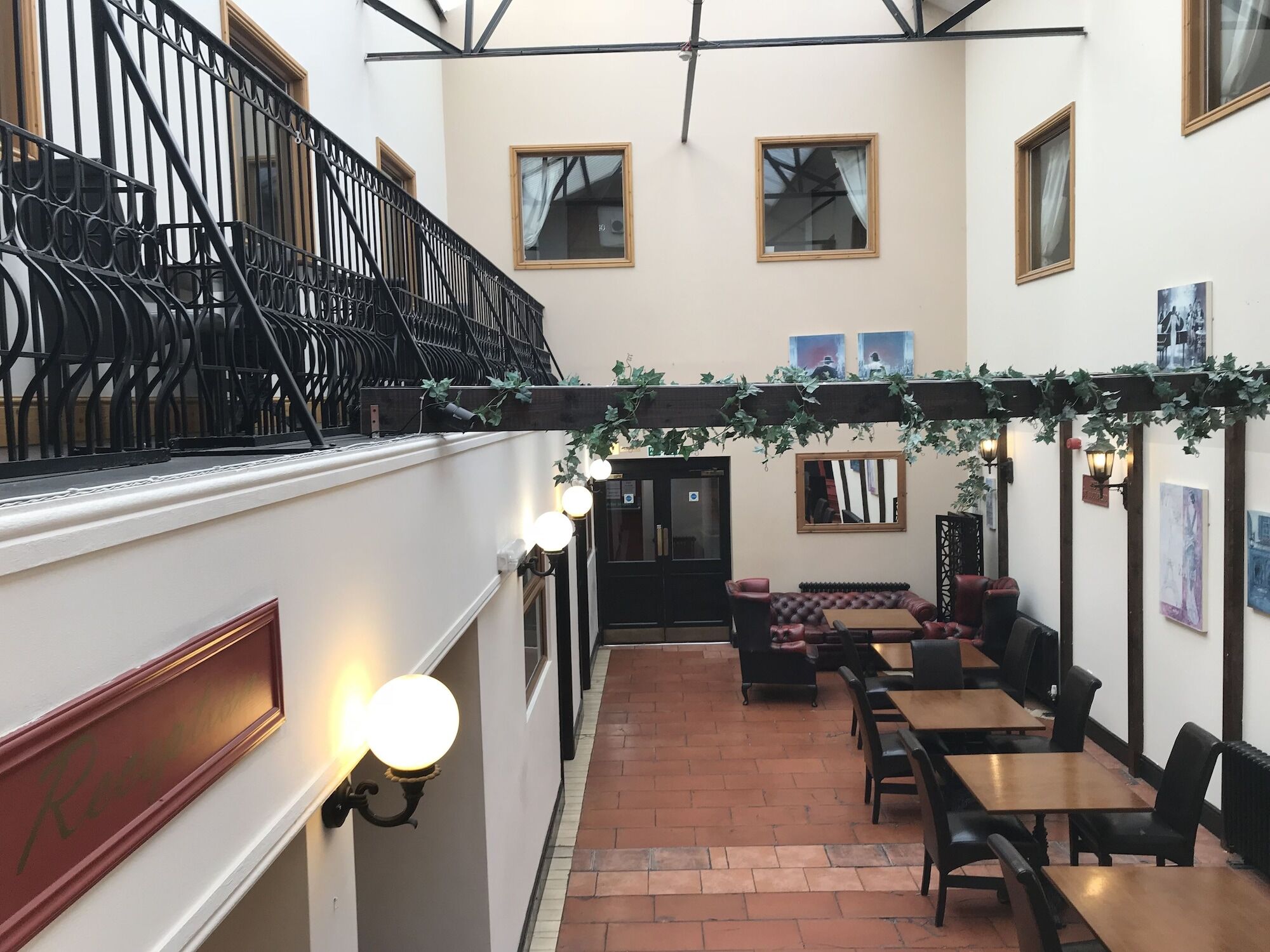 Oyo Hotel Clamart Скънторп Екстериор снимка